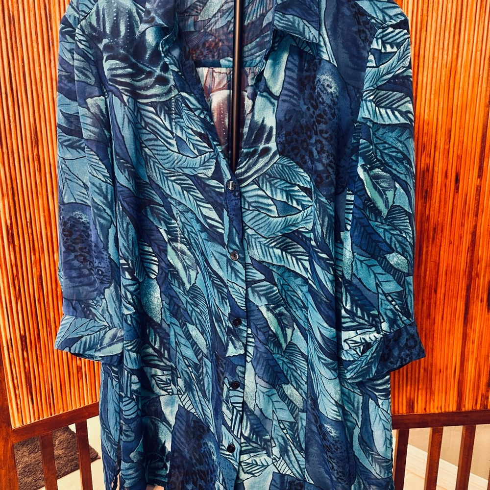 Chico’s Size 3 Tropical Blue Sheer Button-Up Shirt (Size XL 14/16) Beautiful